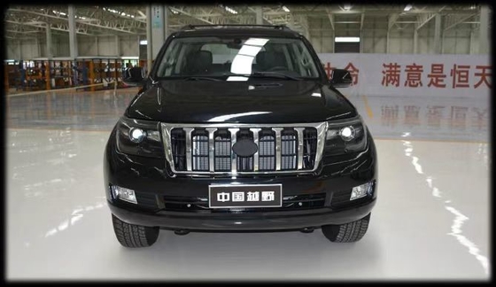 SUV fuoristrada in stock Grande potenza Grande spazio Tecnologia avanzata del motore di produzione automobilistica a tre colori